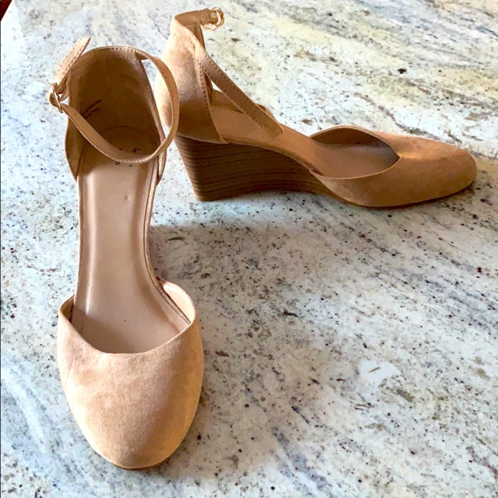 Never worn! Round toe wedges